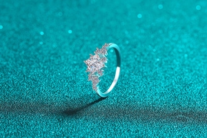 Close-up of a princess cut moissanite on S925 sterling silver geometric ring band