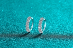 Vue détaillée de boucles d'oreilles en argent S925 avec pavage de moissanite multi-rangs