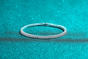 Makroaufnahme eines funkelnden Moissanit-Tennisarmbands aus echtem S925 Silber