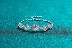 Makrodetail des S925 Sterlingsilber Schneeflocken Armbands mit funkelndem Moissanit-Stein