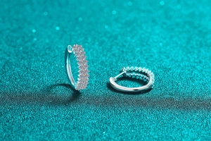 Vue détaillée des créoles en argent sterling S925 avec pierres de moissanite