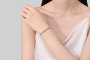 Elegant S925 sterling silver tennis bracelet with sparkling blue moissanite on model's wrist