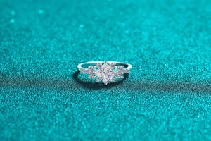 Macro shot of square cut moissanite ring with snowflake side stone setting