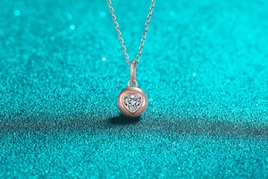Détail du pendentif cœur en argent S925 avec moissanite en or champagne sur paillettes