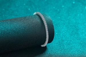 Makroaufnahme von S925 Sterling Silber Moissanit Tennisarmband mit Krallenfassung