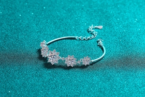 Detail von S925 Sterlingsilber Schneeflocke Armband mit funkelndem Moissanit auf blauem Grund