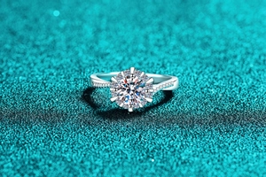 Détail macro d'une bague tournesol en argent S925 avec une moissanite ronde brillante
