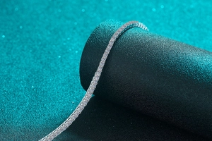 Makroaufnahme von S925 Sterlingsilber Moissanit Tennisarmband mit Vier-Krallen-Fassung