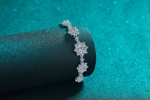 Detaillierte Nahaufnahme von S925 Sterlingsilber Schneeflockenarmband mit Moissanit