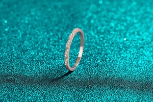 Makroaufnahme eines S925 Sterlingsilberrings mit Roségoldbeschichtung und Moissanit-Besatz
