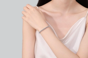 Nahaufnahme eines S925 Sterling Silber Moissanit Armbands am Handgelenk einer Frau