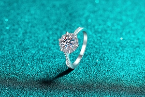 Macro d'une bague en argent S925 avec moissanite, anneau torsadé et serti de halo