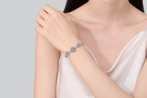 Makroaufnahme von Silber-Schneeflockenarmband mit Moissanit-Steinen am Handgelenk