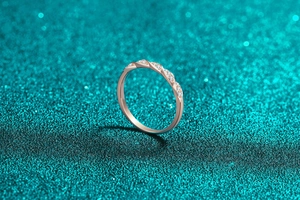 Detaillierte Nahaufnahme des S925 Sterlingsilber-Twist-Rings mit Zirkonia-Besatz