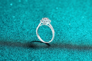 Détail de la bague en argent S925 avec moissanite et sertissage en forme de tournesol