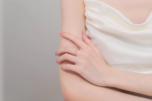 Eleganter Ring aus Roségold mit einer zarten Reihe funkelnder Diamanten im Pavé-Schliff