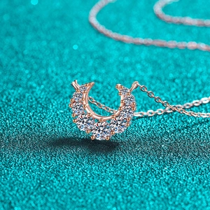 Magnifique collier croissant de lune en argent 925 avec zircons blancs étincelants
