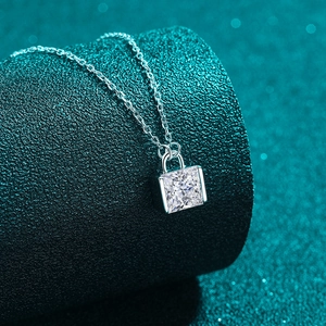 Collier élégant en argent sterling S925 avec pendentif minimaliste carré en moissanite
