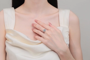 Bague en moissanite en argent sterling S925 élégante avec anneau torsadé portée au doigt