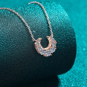 Élégant collier croissant de lune en or rose orné de sept oxydes de zirconium brillants