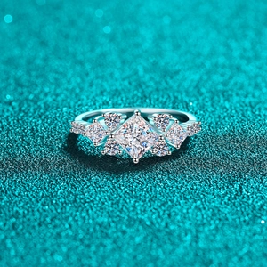Sparkling S925 sterling silver princess cut moissanite ring with geometric stones