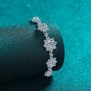 Eleganter S925 Sterlingsilber Schneeflocken Armband mit funkelndem Moissanit für Damen