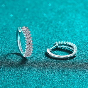 Élégantes créoles en argent sterling S925 avec double rangée de moissanite sur fond bleu