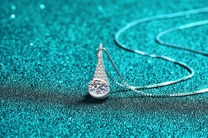 Close-up of S925 silver pear-shaped pendant with brilliant moissanite and box chain
