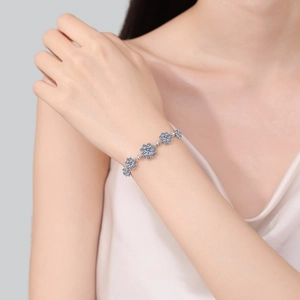 Eleganteres S925 Sterling Silber Schneeflocken Armband mit glitzernden Moissaniten