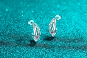 Detail of S925 silver moissanite earrings featuring dual-layer streamlined curves on blue background