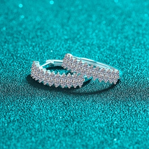 Boucles d'oreilles créoles étincelantes en argent 925 avec pierres moissanite pour femme