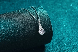 Macro detail of S925 silver water drop pendant with moissanite on box chain