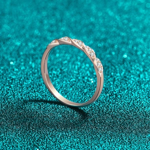 Funkelnder S925 Sterlingsilber Ring in Champagnergold mit Pavé-Besatz und Wellendesign
