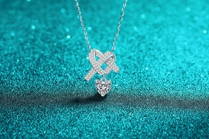Vue macro d'un collier en argent S925 avec pendentif coeur et cristaux micro-pavés fins
