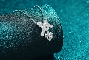 Vue macro du collier cœur en argent S925 avec moissanite et ruban serti de cristaux