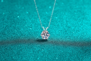 Detailansicht der S925 Silber Moissanit Kette mit sechs-zackigem Hasenohr-Anhänger