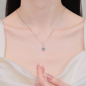 Elegant S925 sterling silver moissanite water drop pendant necklace for women