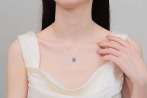Elegante Halskette aus S925 Sterlingsilber mit Moissanit an einem Seidenkragen