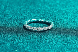 Détail de la bague torsadée en argent 925 avec moissanite scintillante sertie en micro-pavé