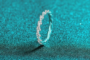 Macro détaillée d'une bague torsadée en argent S925 sertie de pierres moissanites