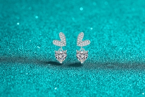 Dettaglio di orecchini a cuore in argento S925 con ali brillanti e pietra moissanite