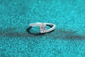 Macro shot of S925 silver moissanite ring with asymmetric band on starry blue background