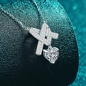 Collier en argent S925 avec moissanite en cœur et pendentif croisé orné de diamants