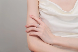 Détail d'une bague d'éternité en moissanite et argent sterling portée au doigt