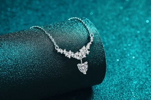 Detailed close-up of S925 silver heart necklace with moissanite stones on a pedestal