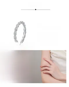 Détails de la bague en moissanite avec placage en argent et rhodium de haute qualité
