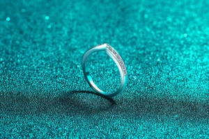 Macro view of V-shaped S925 sterling silver ring with pavé moissanite detailing