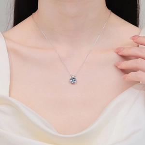 S925 Sterling Silber Moissanit Halskette mit sechs-zackigem Kaninchenohr-Anhänger