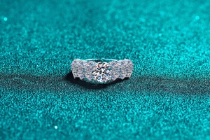 Macro d'une bague en argent S925 avec pierre ronde et diamants latéraux de taille baguette