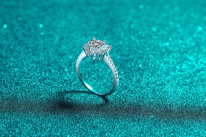 Detailansicht eines S925 Silberrings mit herzförmigem Moissanit und Diamant-Halo